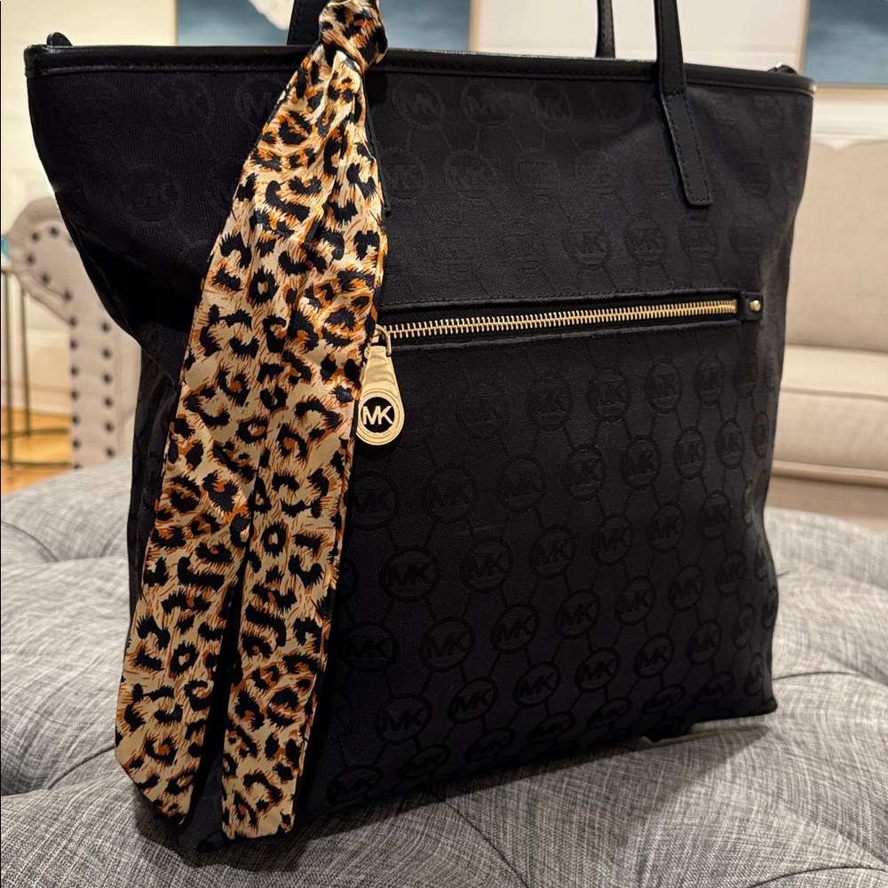Michael Kors Bag Bennet Black Signature Logo Tote - Picture 3 of 17